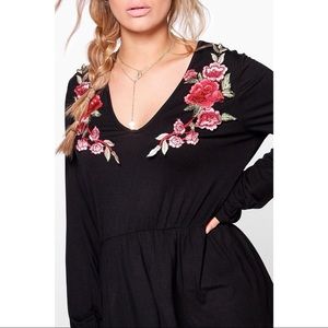 Boohoo Plus V neck smock top with floral applique